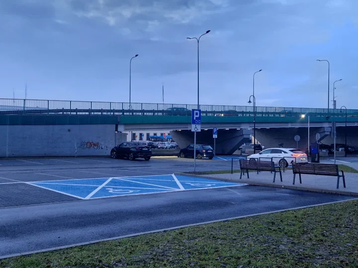 Nowy parking przy dworcu w Trzebini - blisko 80 darmowych miejsc dla kierowców