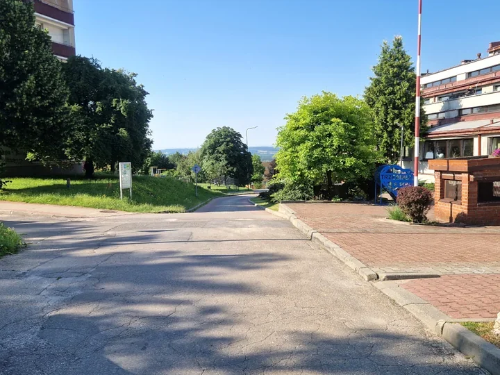 Wąska droga przy „Ósemce” zyska nowy oddech. Rusza przebudowa w Trzebini