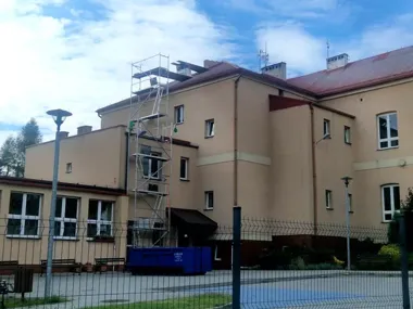 Przechylony komin przy szkole w Myślachowicach. Ruszyła pilna naprawa