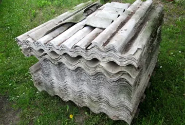 Ponad 255 ton eternitu usunięto w gminie Trzebinia. 58 wniosków czeka