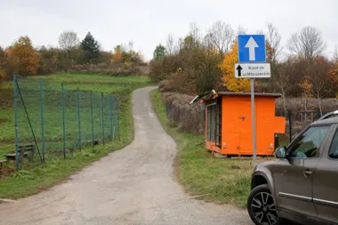 Nowa trasa i zakazy parkowania przy cmentarzach w Trzebini