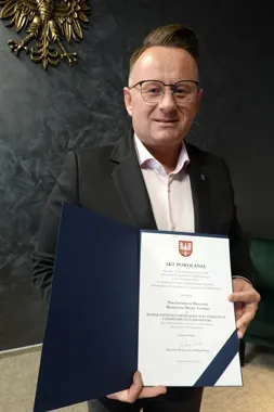 Trzebinia z miejscem przy stole o pieniądzach na rozwój regionu