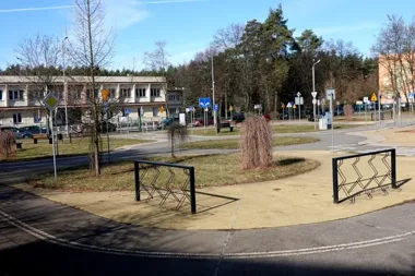 Na rower po zasadach bezpiecznej jazdy – otwarto miasteczko ruchu drogowego przy SP6