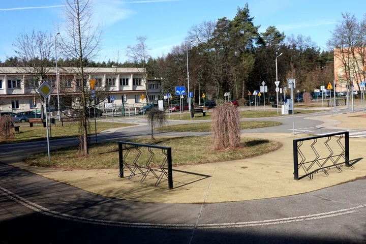 Na rower po zasadach bezpiecznej jazdy – otwarto miasteczko ruchu drogowego przy SP6