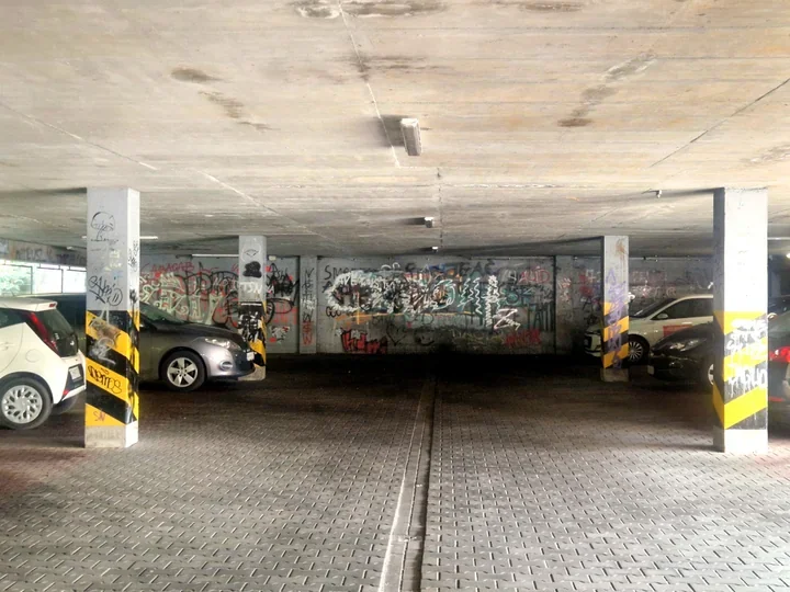 Patrole częściej na dwupoziomowym parkingu przy ul. Młoszowskiej – policja prosi o zgłoszenia