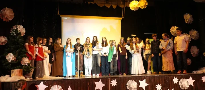 Międzypokoleniowe kolędowanie w Szkole Podstawowej nr 8 - uczniowie i seniorzy tworzyli świąteczną wspólnotę