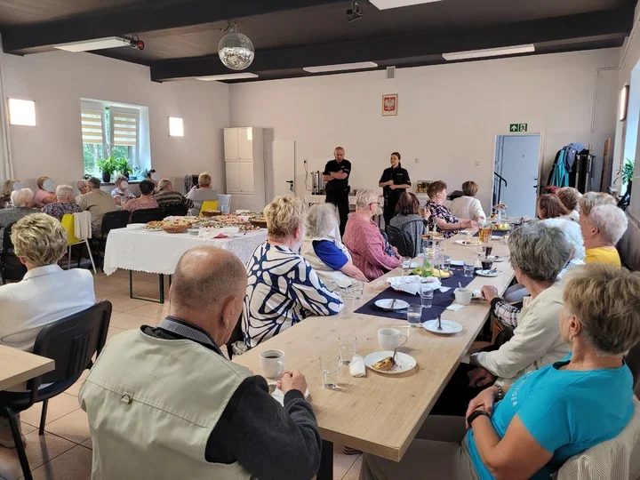 Seniorzy z Piły Kościeleckiej poznali metody oszustów. Policja ostrzega