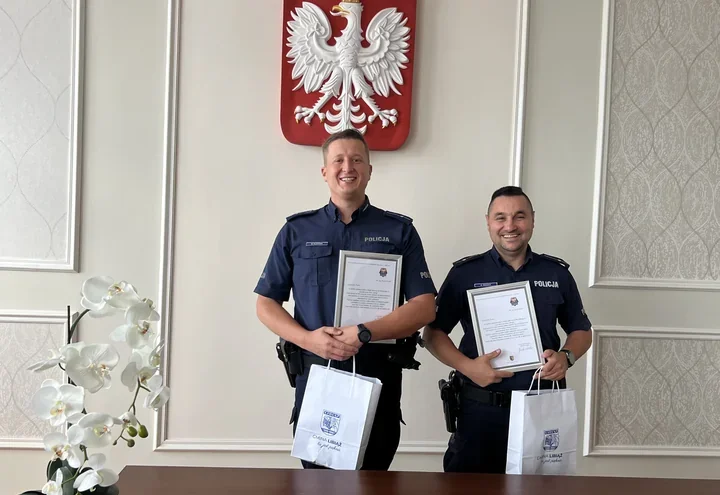 Sekundy w zadymionym mieszkaniu - dzielnicowy z Libiąża wyniósł poszkodowanego