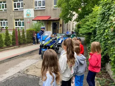 Radiowóz, motocykl i lekcja bezpieczeństwa. Policjanci w przedszkolu