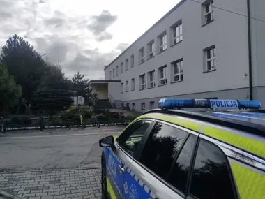 Więcej patroli przy szkołach w Chrzanowie. Policja ostrzega przed plotkami