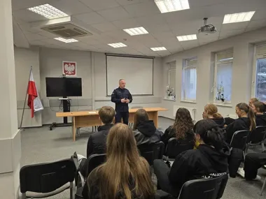 Klasa mundurowa w chrzanowskiej komendzie. Uczniowie poznali służbę