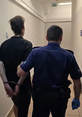Radiowóz w Libiążu uszkodzony po ataku 27-latka na policjantów