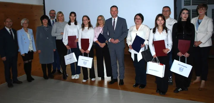 Cztery uczennice wyróżnione przez Starostę - talenty z powiatu