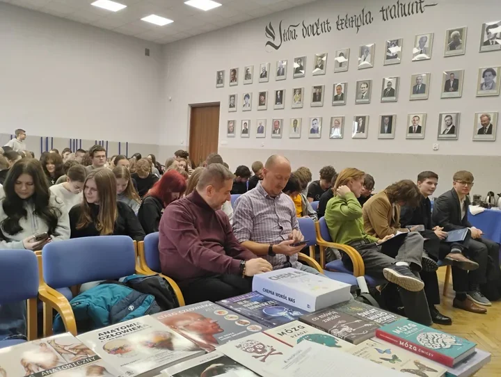 Projekt Moda na zdrowie w I LO - młodzież z wynikami badań i quizem