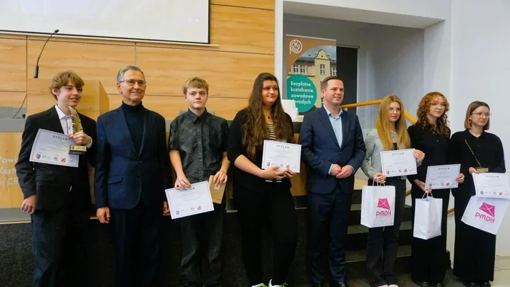 Mistrzowie ortografii powiatu - zwycięzcy dyktanda "Polszczyzna - dyscyplina akrobatyczna