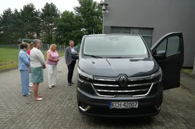 Nowy samochód dla chrzanowskiego ośrodka ma odciążyć codzienne przejazdy dzieci