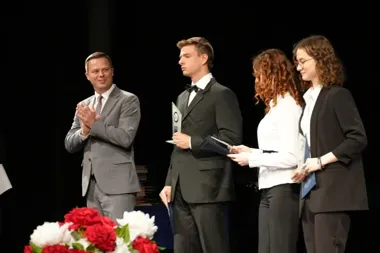 Maturzyści z powiatu usłyszeli ostatnie szkolne brawa i ruszyli ku maturze