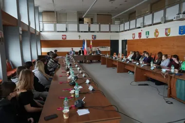 Uczniowie weszli do sali obrad i zobaczyli, jak działa powiat