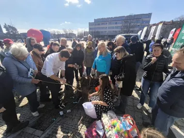 Elektrośmieci znikały z placu, a mieszkańcy wychodzili z młodymi drzewkami