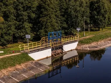 Siedem ofert i tańsze o dwa miliony plany na wały Chechła